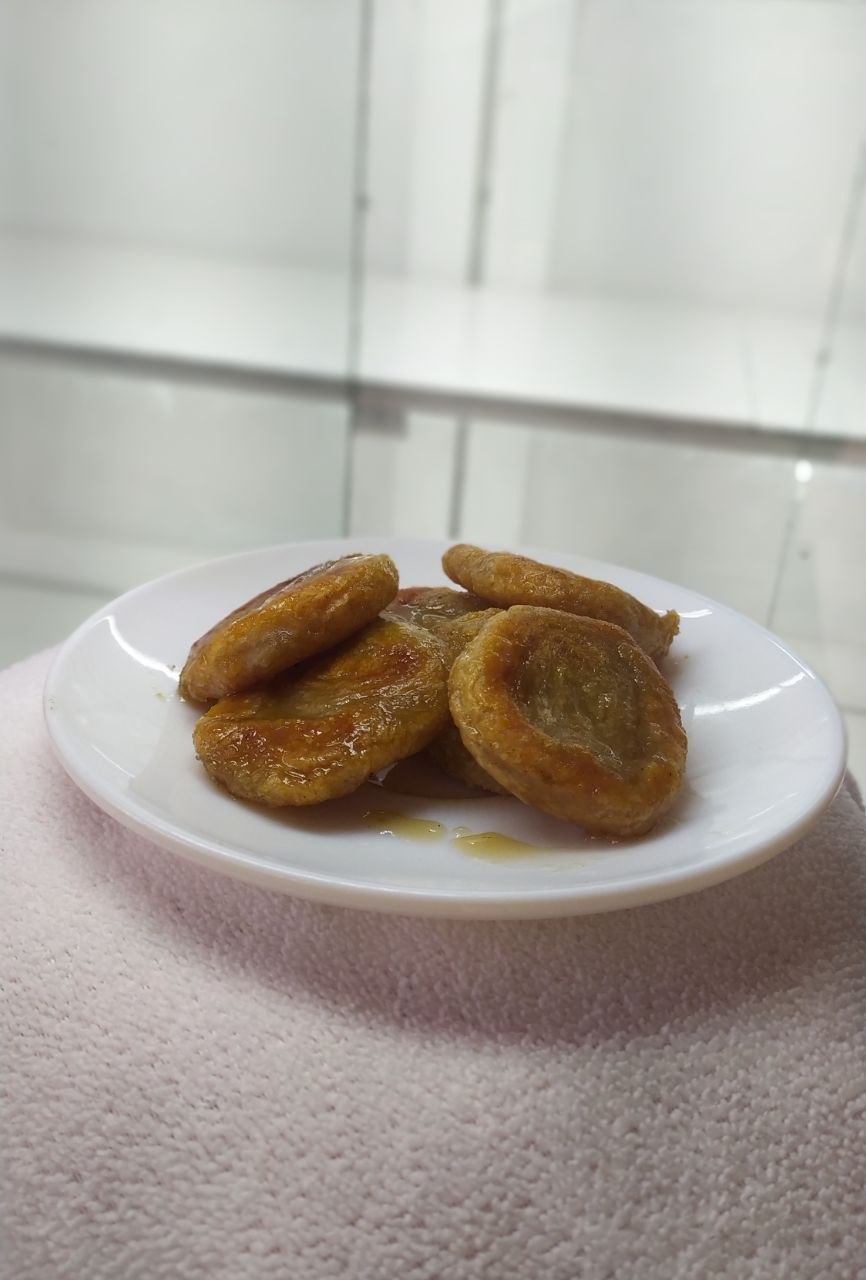 Orejones almibados en plato